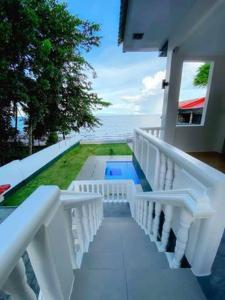 BacongKakisa ll Diving Resort的一个带游泳池的别墅的阳台