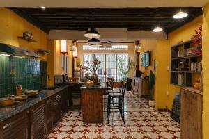胡志明市Ben Thanh_Unique Vietnamese cultural house_Bathtub的厨房设有黄色的墙壁和桌椅