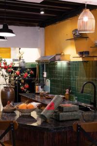 胡志明市Ben Thanh_Unique Vietnamese cultural house_Bathtub的厨房配有水果和蔬菜柜台