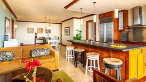 卡波雷Ko Olina Beach Villas B609的厨房以及带沙发和台面的客厅。