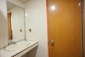 名古屋OYO 93671 Sir Homestay的一间带水槽和镜子的浴室
