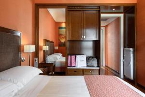 佛罗伦萨亚德里亚海大酒店的酒店客房带一张床和一间卧室