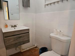 马亚圭斯Newly remodeled Economical 5BR, Third floor的浴室配有白色卫生间和盥洗盆。