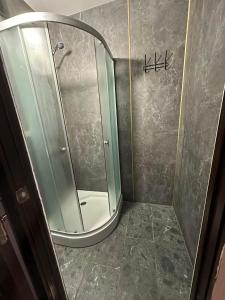 BohuslavBoguslavl'的浴室内带镜子的淋浴