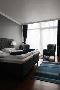 奥胡斯赫尔南玛瑟丽思酒店的一间卧室配有两张床和两把椅子