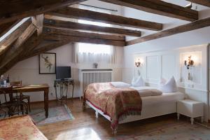 雷根斯堡Hotel Orphée - Großes Haus的一间卧室配有一张床、一张书桌和一个窗户。