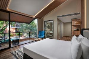 安君纳Avataara Resort & Spa的一间卧室设有一张床和一个阳台