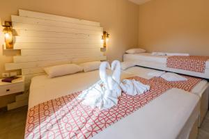 利迈纳里亚阿加利酒店的客房内的两张床和毛巾