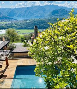 卡迪马里奥La Villa with heated pool and amaizing view的一座别墅,设有游泳池和山脉