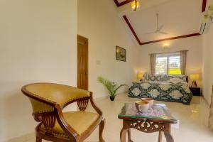 巴加Ludo Private Pool Villa, WiFi-Caretaker-Parking, North Goa的客厅配有椅子和床