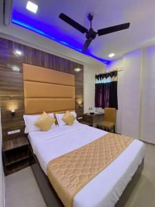 孟买Hotel Blue Wellington - Near Mumbai Airport的一间卧室设有一张蓝色天花板的大床