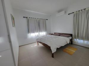 帕拉马里博Modern - Wan Pipel with Terrace的一间白色客房内的床铺卧室