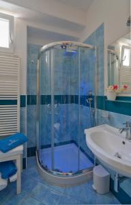 伊斯基亚伊姆帕拉马尔酒店的蓝色的浴室设有淋浴和水槽