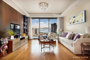 深圳第一太平戴维斯赛嘉服务式公寓大新深圳港湾的客厅配有沙发和桌子
