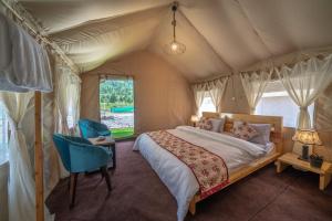 SaturangEskape Camps的帐篷内一间卧室,配有一张床