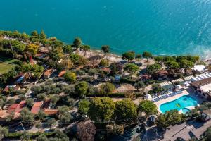 利莫内-苏尔加达Campeggio Garda的享有带游泳池的度假村的空中景致