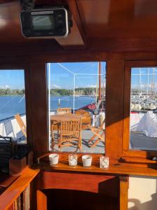 蒙尼肯丹Klipper Johanna的从带桌子的船窗欣赏风景