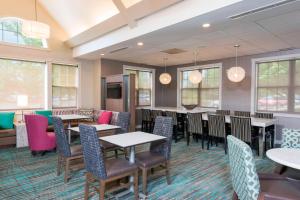 大急流城Residence Inn by Marriott Grand Rapids West的用餐室设有桌椅和窗户。