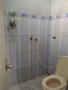 茂物Homestay Propline的带淋浴和卫生间的浴室