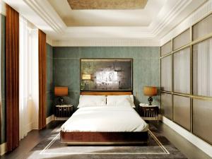 罗马拜伦勋爵酒店 - 世界小型豪华酒店集团的一间卧室配有一张床和两张带台灯的桌子。