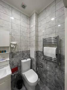 巴库Pilot hotel Baku center的浴室配有白色卫生间和盥洗盆。