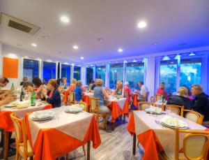 伊斯基亚伊姆帕拉马尔酒店的一群坐在餐厅桌子上的人