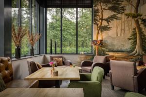 阿珀尔多伦Hotel Restaurant de Echoput的餐厅设有桌椅和窗户。