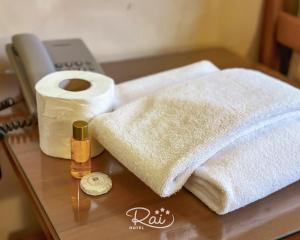 索非亚Hotel Rai的一张桌子,配有毛巾和一卷卫生纸