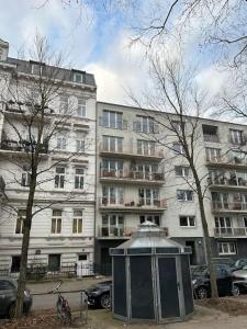 汉堡Außenalster Penthouse Charakter的前面有垃圾桶的建筑