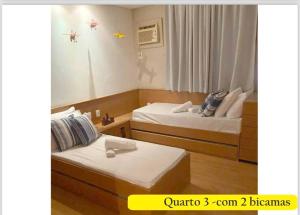 格拉瓦塔Flat Hotel Fazenda Portal de Gravatá 3qts Wi-Fi - Flat 683的一间酒店客房,房间内设有两张床
