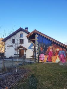 奥尔瓦伊特塞塔Hostal Rural Iratiko Urkixokoa的一面有壁画的建筑
