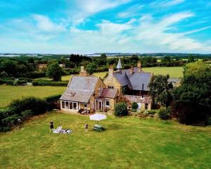 霍顿利斯普林Unique Countryside Cottage close to Sunderland的空中看房子,人们坐在草坪上