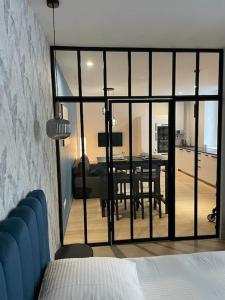 里昂Appartement pour 1à2 personnes#2的一间卧室设有大玻璃门和用餐室