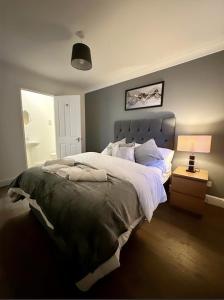 伦敦Md Stays的一间卧室配有一张大床和一盏灯
