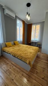 马尔特维利Green bunny guesthouse的一间卧室配有一张带黄色枕头的大床