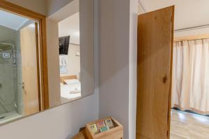 扎金索斯镇Zama Suites的浴室设有镜子、盥洗盆和卫生间