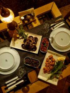 法拉尔雅Faralia Hotel的桌上放有盘子和碗的食物