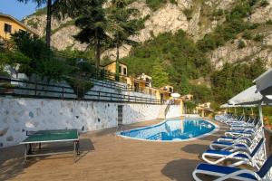 利莫内-苏尔加达Residence Oasi的一个带游泳池和椅子的度假村和一座山