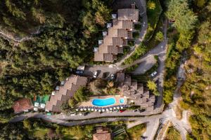 利莫内-苏尔加达Residence Oasi的享有带游泳池的度假村的顶部景致