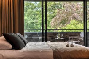 阿珀尔多伦Hotel Restaurant de Echoput的一间卧室设有一张床和一个大窗户