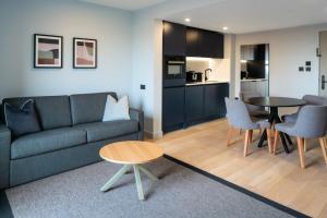 伯明翰Aparthotel Birmingham的客厅配有沙发和桌子
