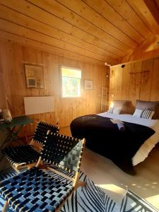 Aillon-le-JeuneLe Chalet Du Blanc Spa yoga的小木屋内一间卧室,配有一张床
