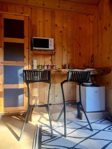 Aillon-le-JeuneLe Chalet Du Blanc Spa yoga的厨房的柜台上摆放着两把椅子