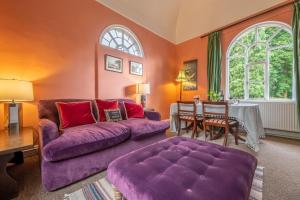 怀门德姆The Gate House BB的客厅配有紫色沙发和桌子