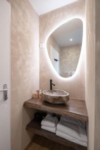 热拉梅K1, appartement avec grande terrasse et vue pistes的一间带水槽和镜子的浴室