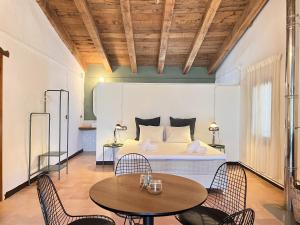 MontagutCan Riera de Montagut - Masia per 20 persones的一间卧室配有一张床和两张桌子及椅子