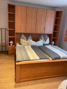 拉德博伊尔Ferienwohnung Mitko的一张带大型木制床头板和枕头的床