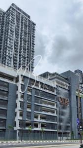 吉隆坡One Cochrane Premier Suites by BlueBanana near TRX, IKEA Cheras & MyTown的一座大建筑的侧面有标志