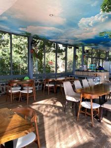 隆海安和公寓酒店的餐厅设有木桌、椅子和窗户。