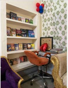 坎普尔Suite with an airy rooms的客厅配有椅子和带书架的书桌